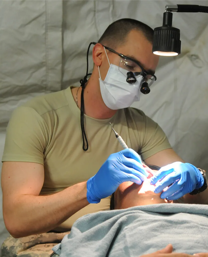 Dentista atendiendo a un paciente con dedicación